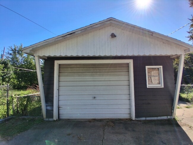 Building Photo - 1001 Koehn Dr
