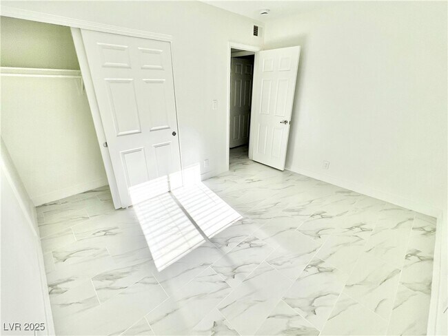 Building Photo - 5161 River Glen Dr