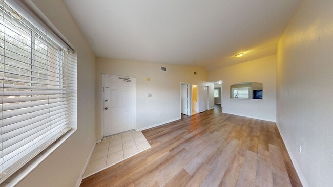 Building Photo - 2BD/2BA Condo in Briar Bay!