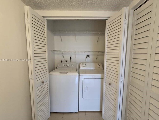 Building Photo - 9351 Fontainebleau Blvd