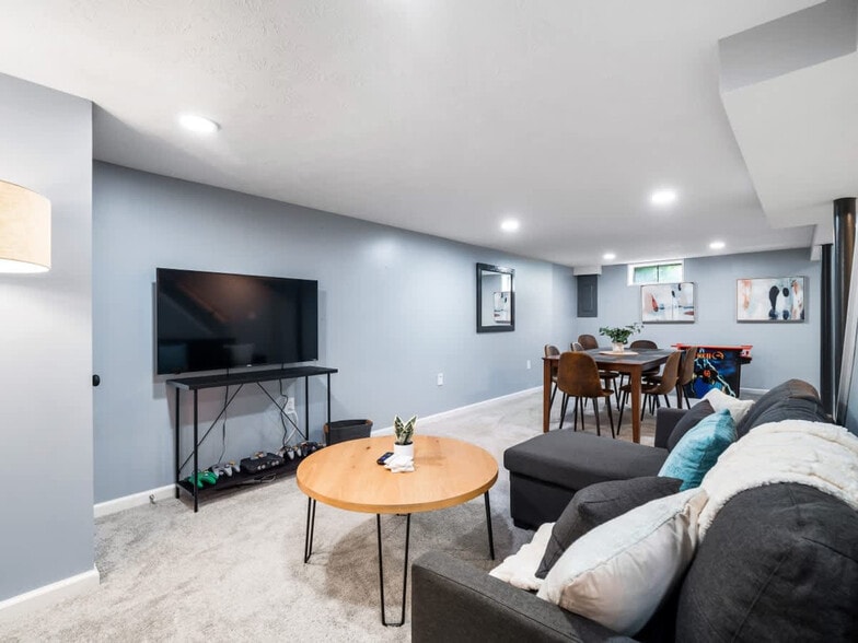 Building Photo - 1906 N Leavitt Rd