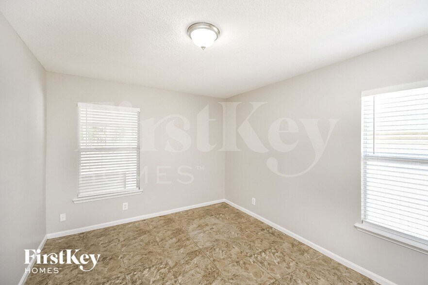 Building Photo - 12665 Ashglen Dr N
