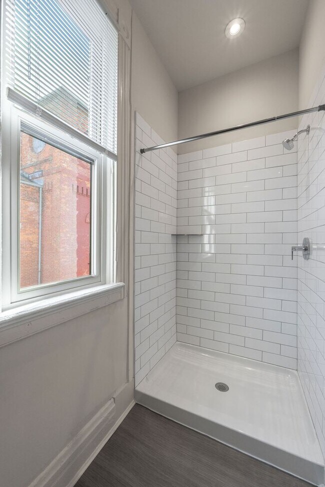 Building Photo - Large One Bedroom