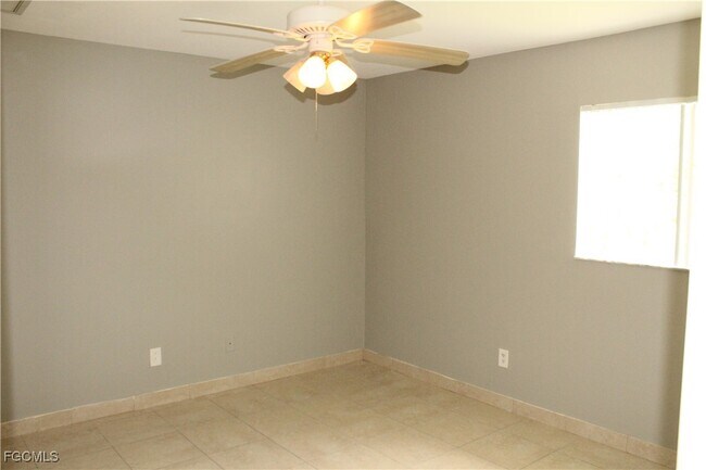 Building Photo - 703 SE 8th Terrace