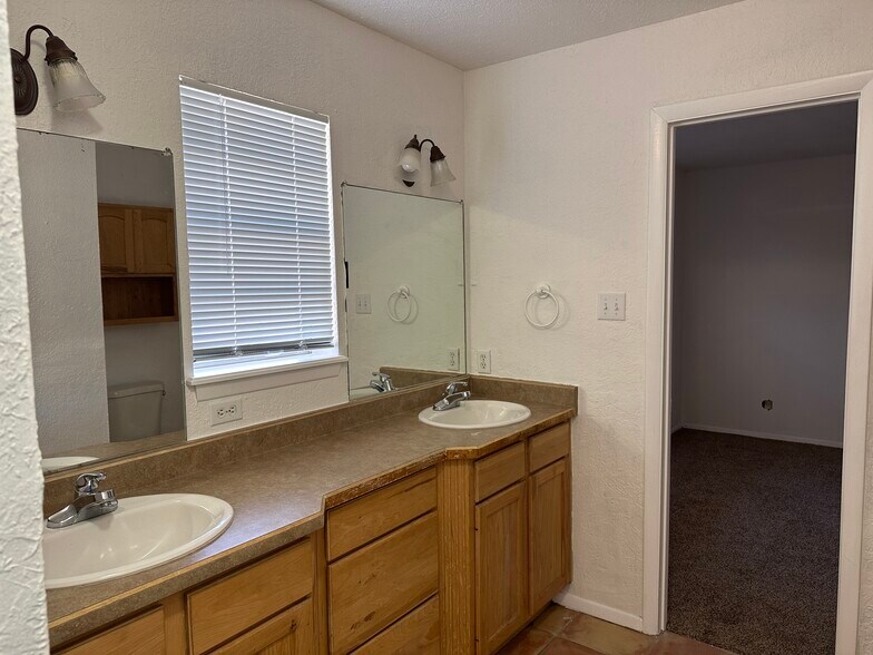 Building Photo - 1001 Cedardale Dr
