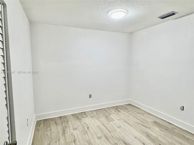 Building Photo - 550 SW 115th Ave