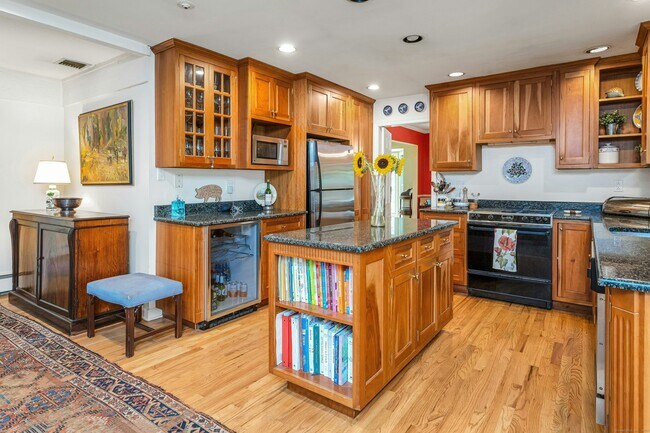 Building Photo - 261 Linden Tree Rd