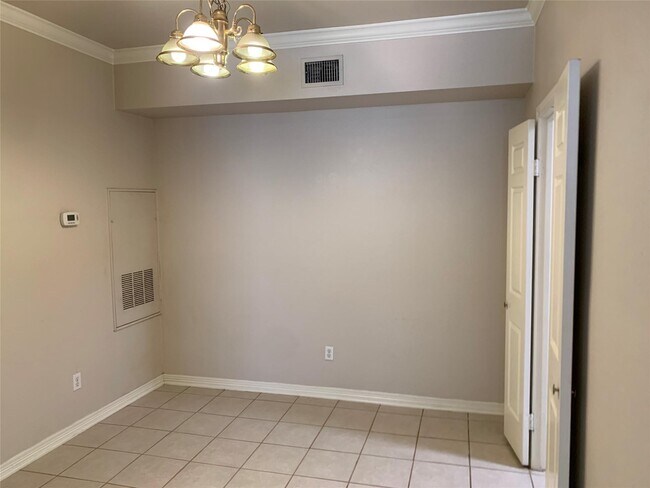 Building Photo - 2255 Braeswood Park Dr