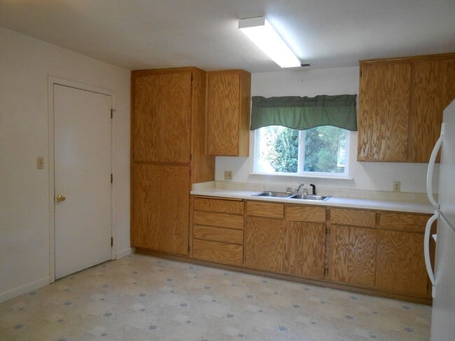 Building Photo - Spacious 2 Bedroom With Carport and Storag...