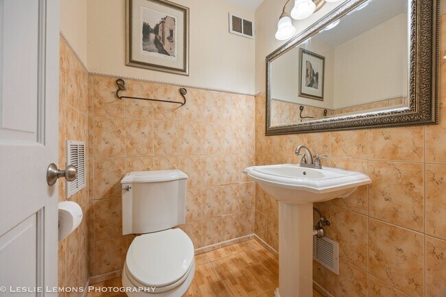 Building Photo - 5600 Hillcrest Ln