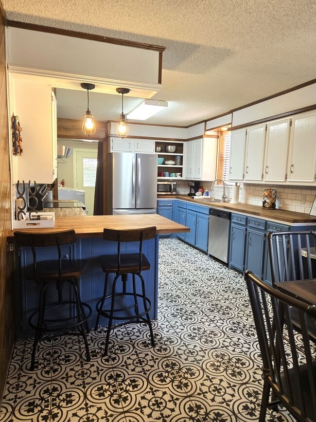 Building Photo - Large Three Bedroom Home Close To Midtown ...