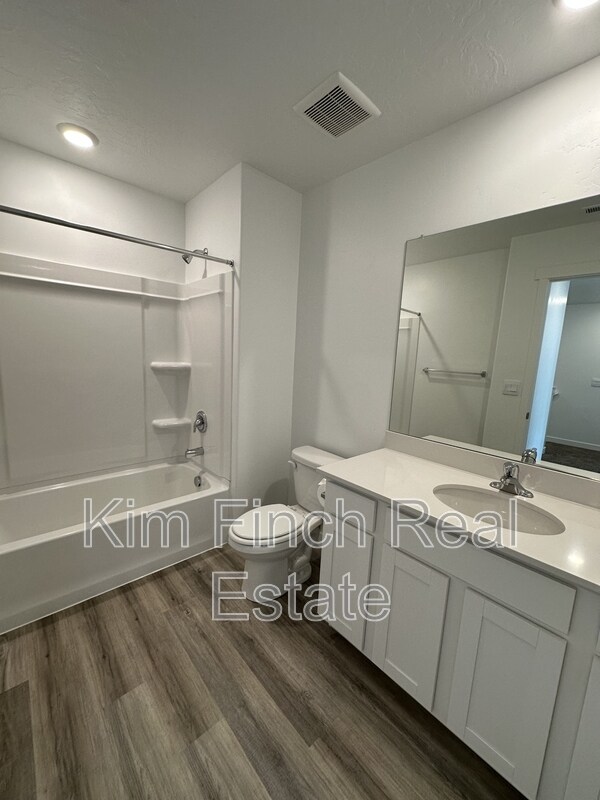 Building Photo - 887 E Seaside St