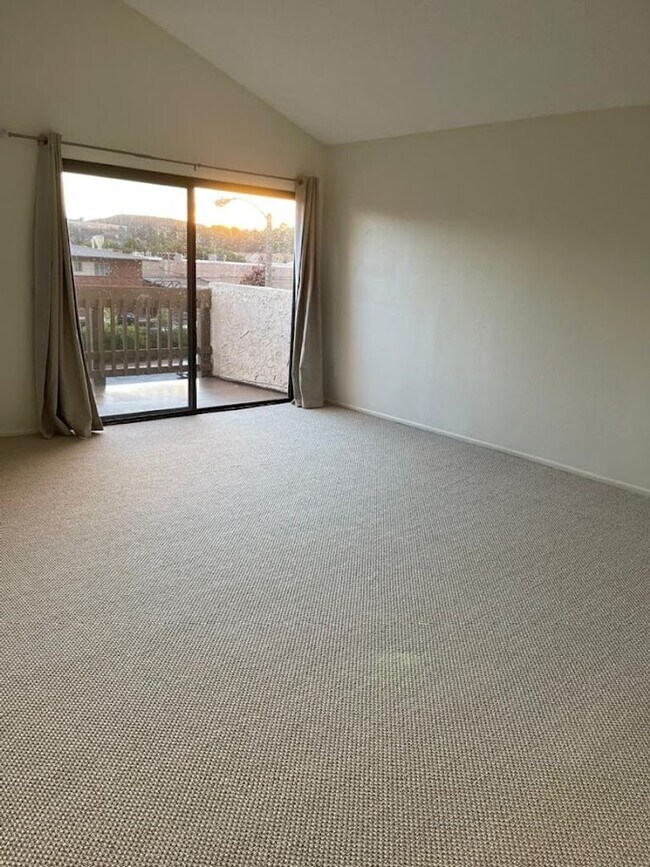 Building Photo - Furnished Tri-Level Townhome | 3BR/3BA | P...