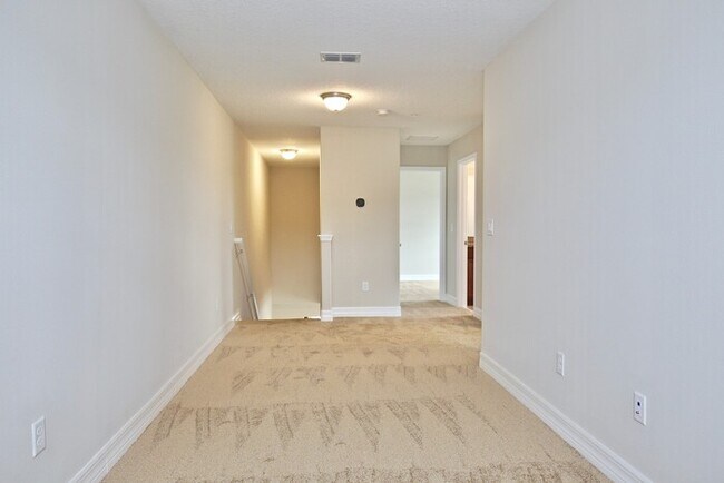 Building Photo - Beautifully Appointment 3/2 Modern Townhom...