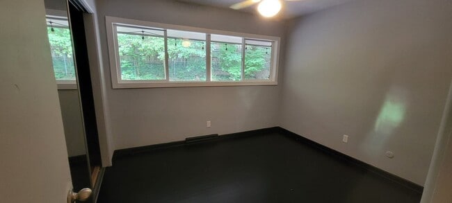 Building Photo - 4 bedrooms 3 baths beautiful house