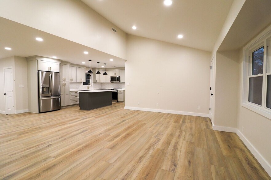 Building Photo - 201 Elmwood Cir