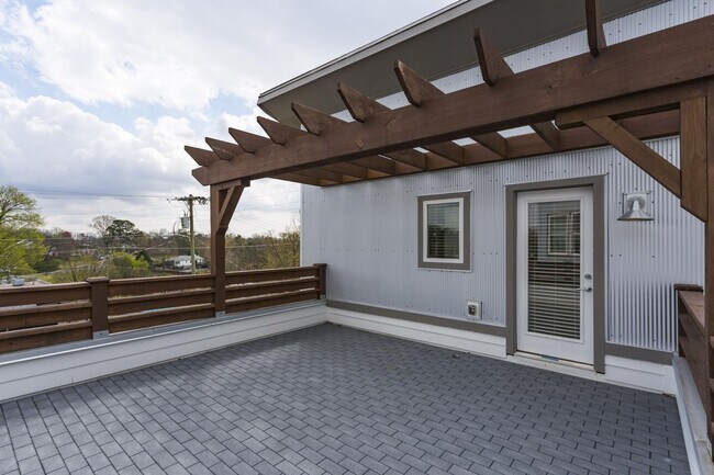 Building Photo - East Nashville with Roof-top Deck and 2 car garage!!