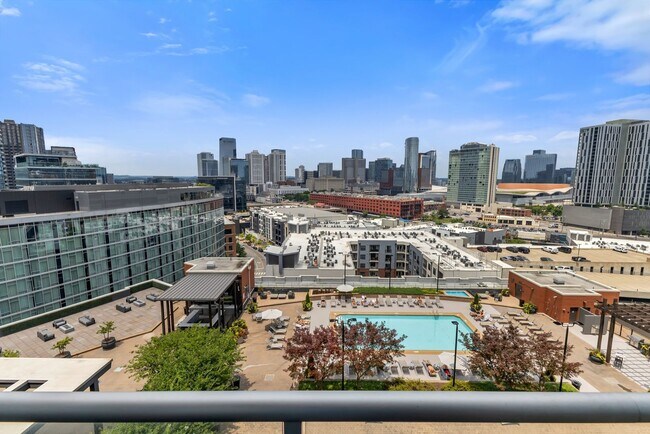 Building Photo - Fully Furnished 15th Floor Condo At Icon I...