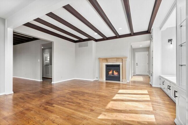 Building Photo - Sunny Air Conditioned Mercer Island Charmer!
