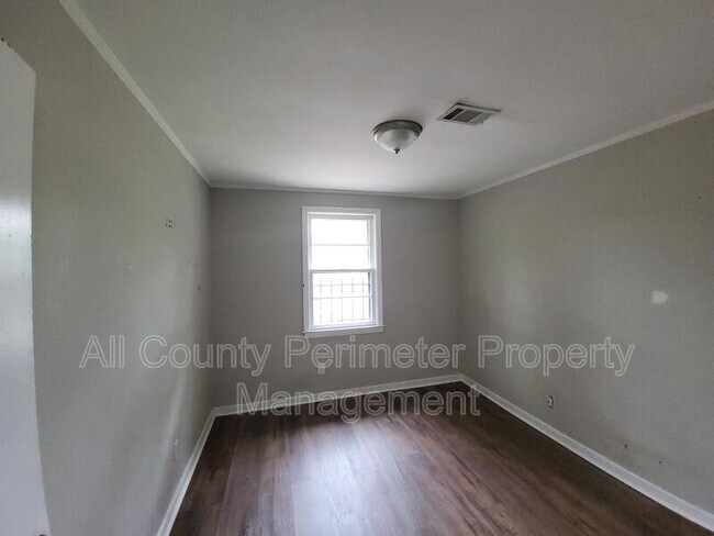 Building Photo - 490 Hall St