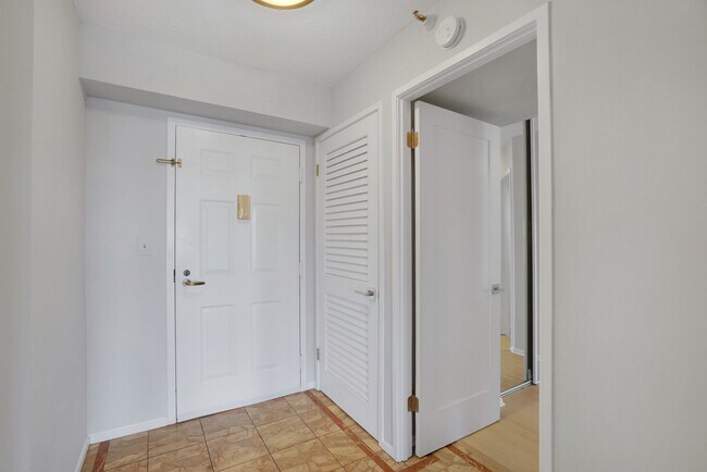 Building Photo - 1600 N Oak St