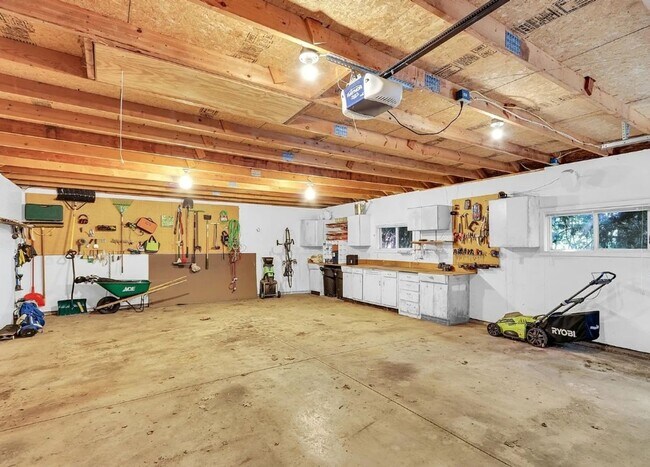 Building Photo - 702 W Indiana Ave