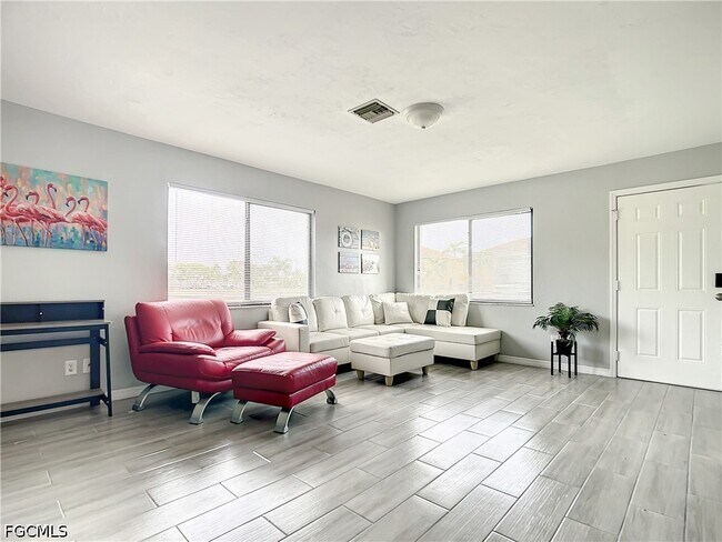 Building Photo - 4928 SW 16th Pl