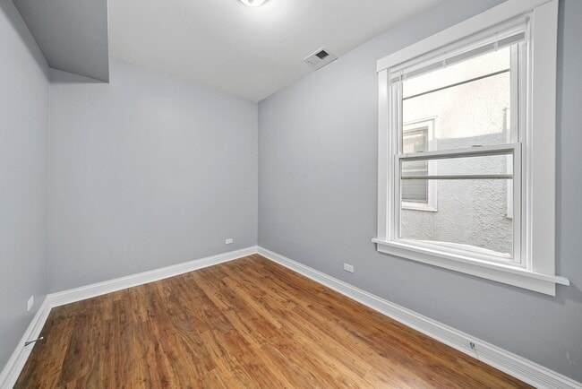 Building Photo - 4215 W Roscoe St
