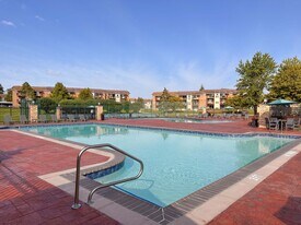Building Photo - Golfside Lake