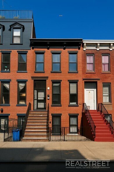 Building Photo - Charming 2 Bed 1.5 Bath Upper Duplex in Bu...