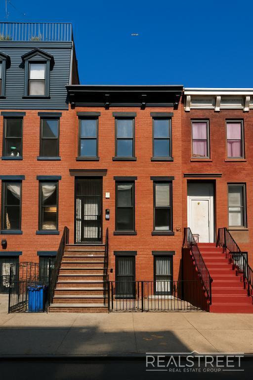 Building Photo - Charming 2 Bed 1.5 Bath Upper Duplex in Bushwick with Garden