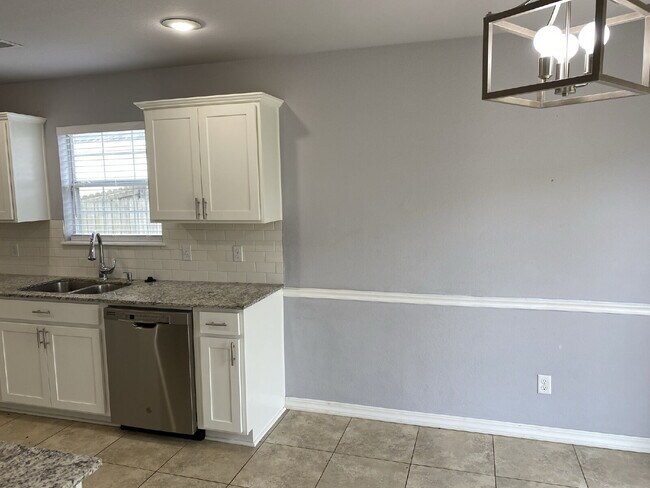 Building Photo - 572 Branchwood Ave