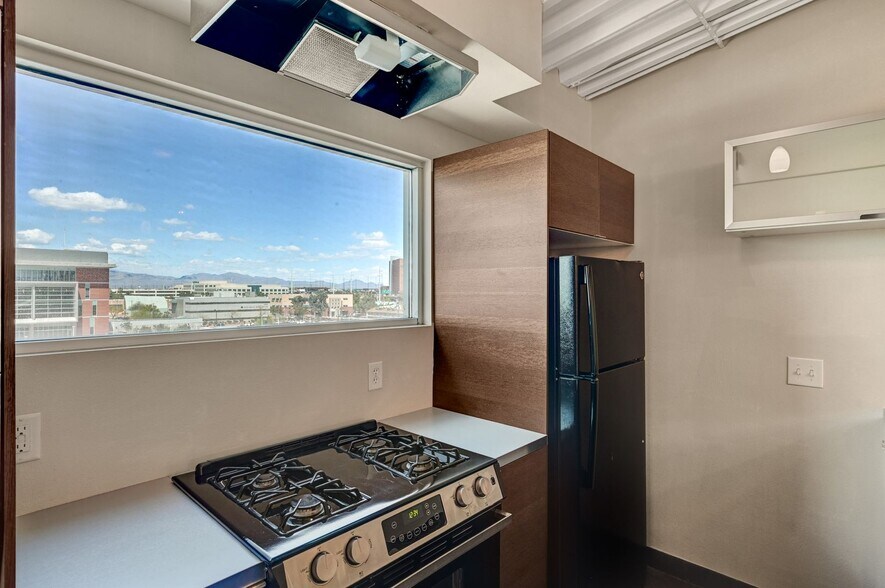 Building Photo - Trendy Loft Living Near The Arts District!