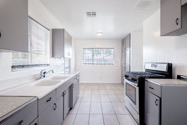 Building Photo - 3 Bedroom/1 Bath Home - $1895 Per Month! M...