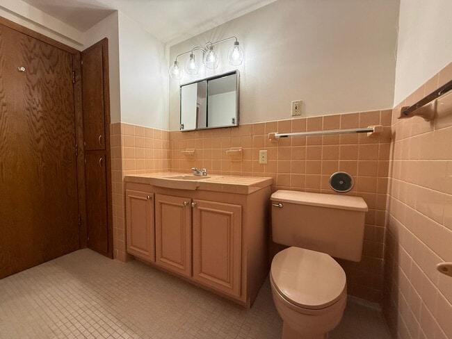 Building Photo - 100 W 17th St