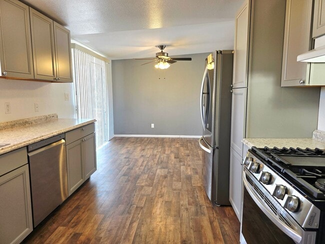 Building Photo - Cozy 3 Bedroom 1.5 Bathroom Near The Natio...