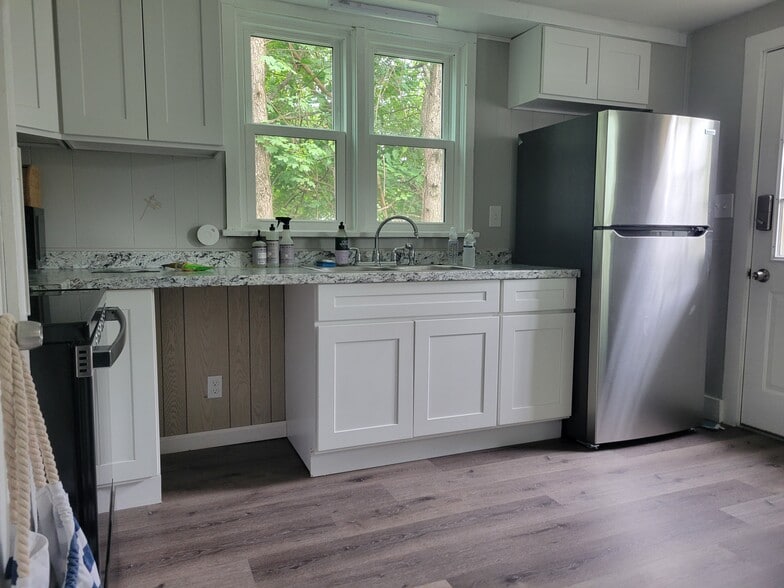 Fully updated kitchen all new appliances - 107 Pen Argyl St