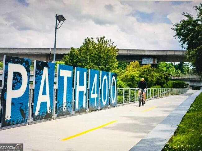 Building Photo - 3481 Lakeside Dr NE