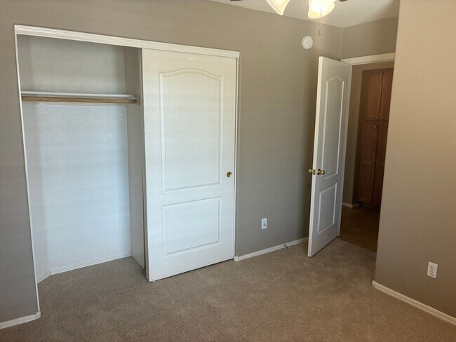 Building Photo - **BEAUTIFUL 3BEDROOM/2BATHROOM HOME LOCATE...