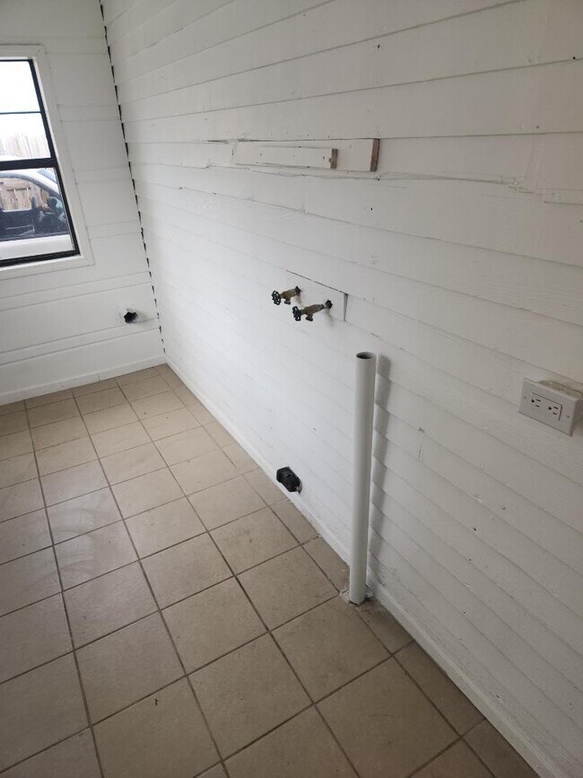 Building Photo - 1223 N Chautauqua Ave