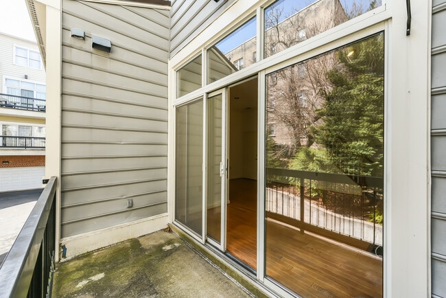 Building Photo - Two Level Two Bedroom Two Bath with Privat...
