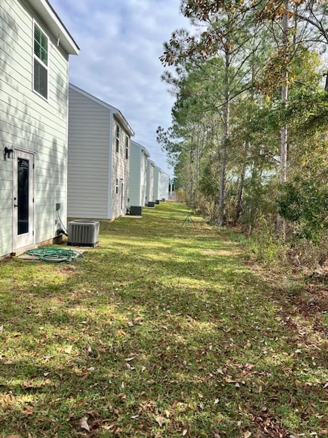 Building Photo - Brand new rental