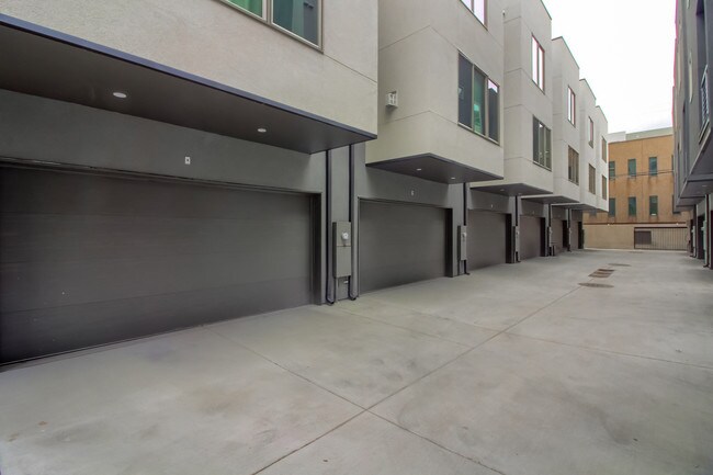 Building Photo - 1323 Elati St