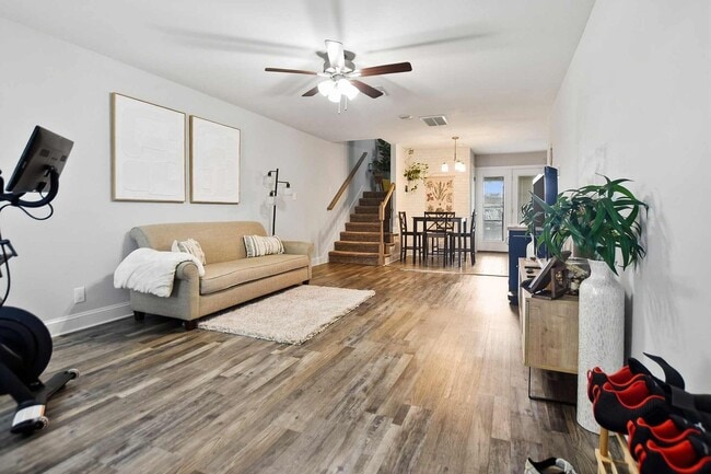 Building Photo - Pet Friendly Three Bedroom!