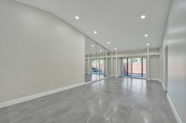 Building Photo - Beautifully Renovated 3BR/2BA Townhome in ...