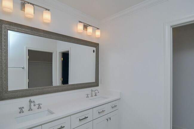 Building Photo - Beautiful 3 bedroom/2 bath house in highly desirable Shandon location! Available June 2026!