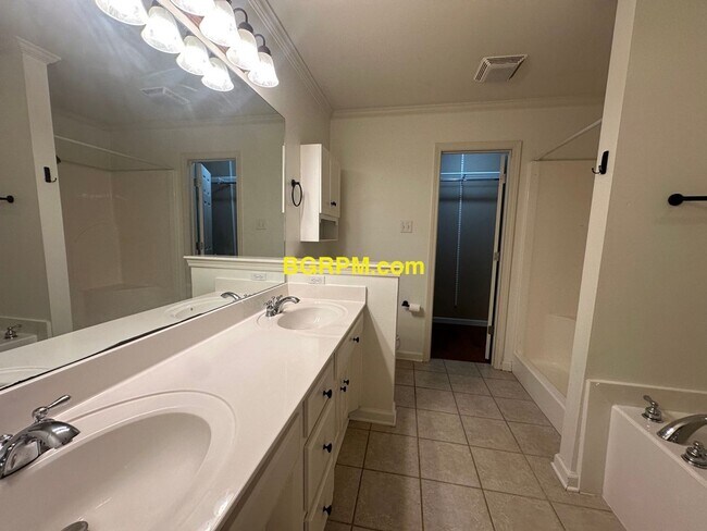 Building Photo - 3 Bed 2 Bath!
