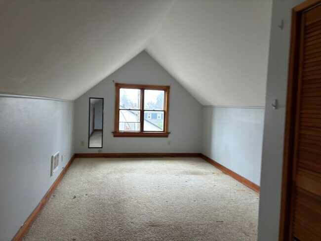 Building Photo - 3 Bedroom on large lot