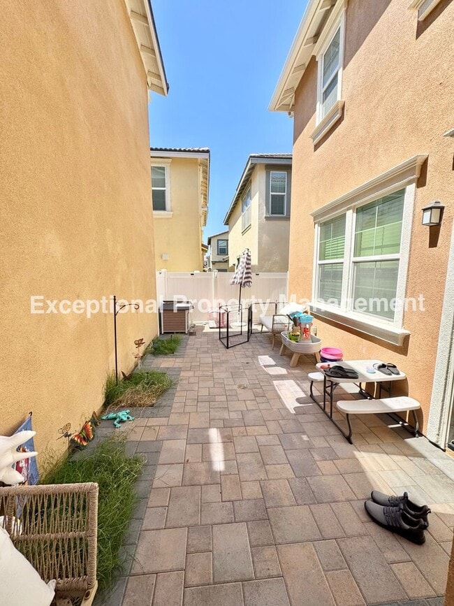 Building Photo - 13941 Blossom Way