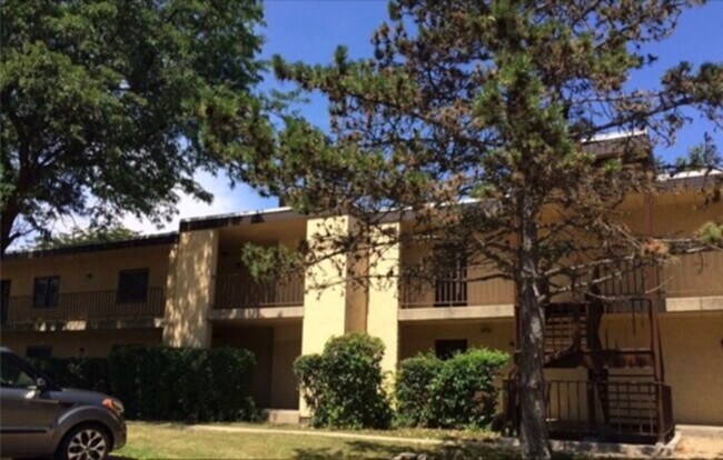 Building Photo - 103 N Milwaukee Ave